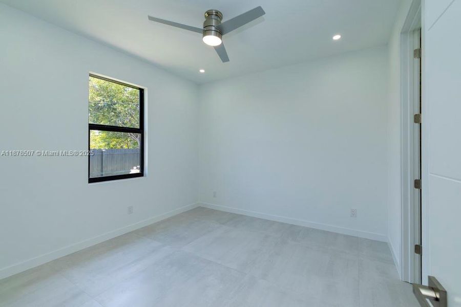 Spacious, unfurnished interior of a new home in , Cape Coral (Image 16).