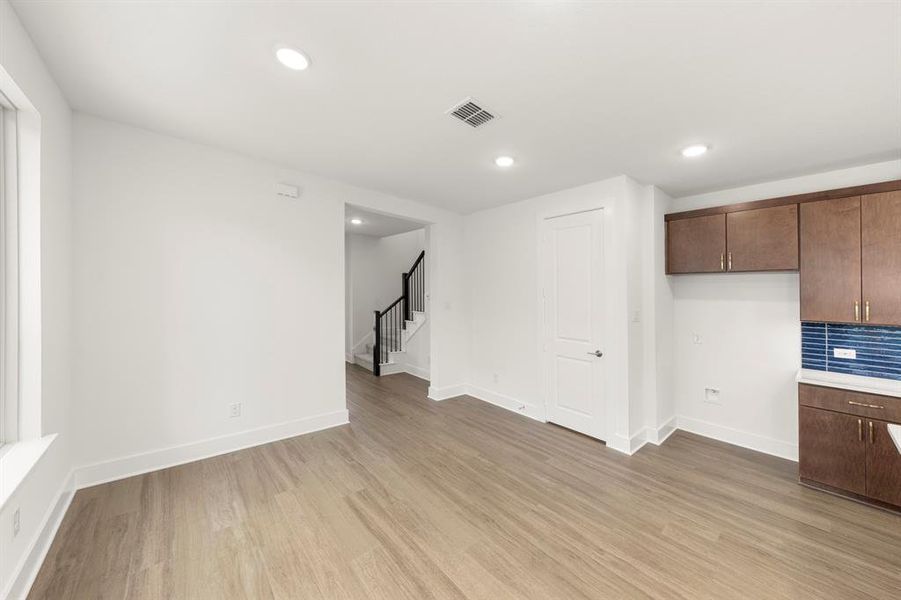 06. 1141 Amaryllis - Dining (3)