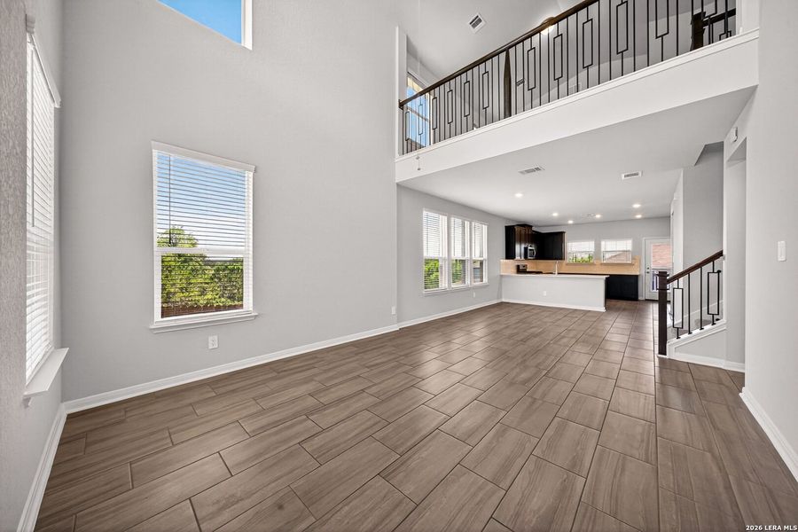 Spacious, unfurnished interior of a new home in Thomas Pond, San Antonio (Image 22).