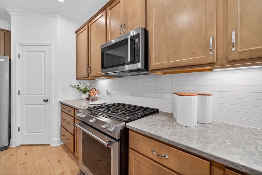 Representative interior finishes for a home built from the Hampton by Pulte Homes in Watermist at Mirror Lake, Villa Rica (Image 20).