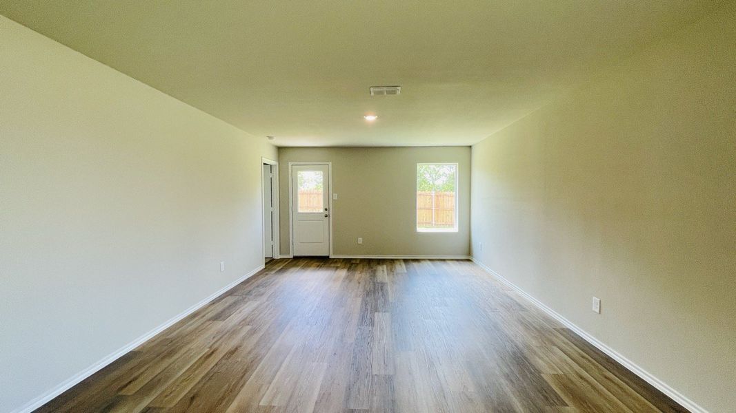 Spacious, unfurnished interior of a new home in Sunnycreek, Fort Worth (Image 11).