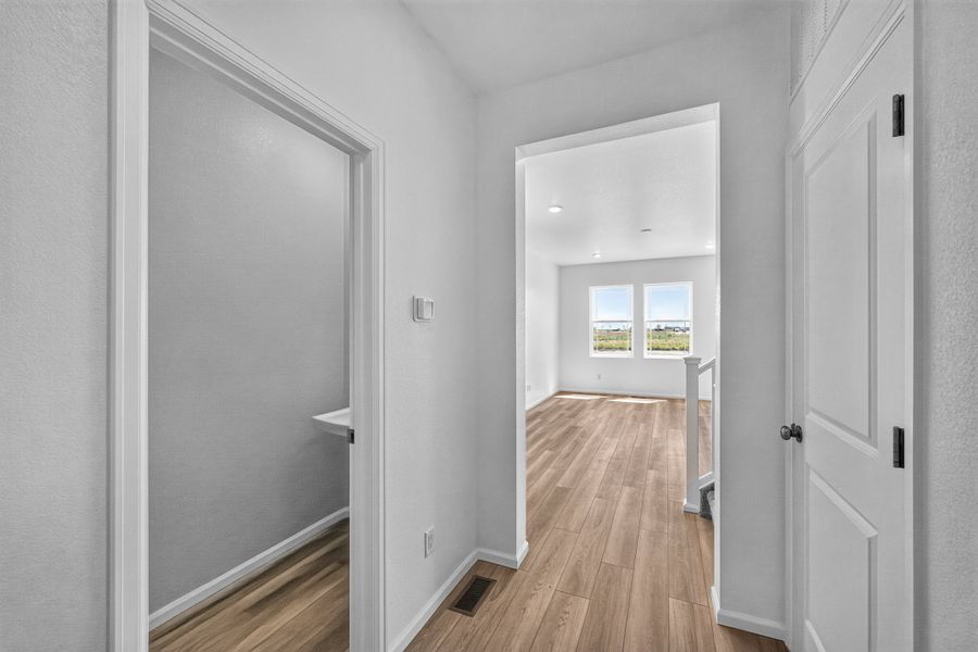 Spacious, unfurnished interior of a new home in Lake Bluff, Greeley (Image 12).