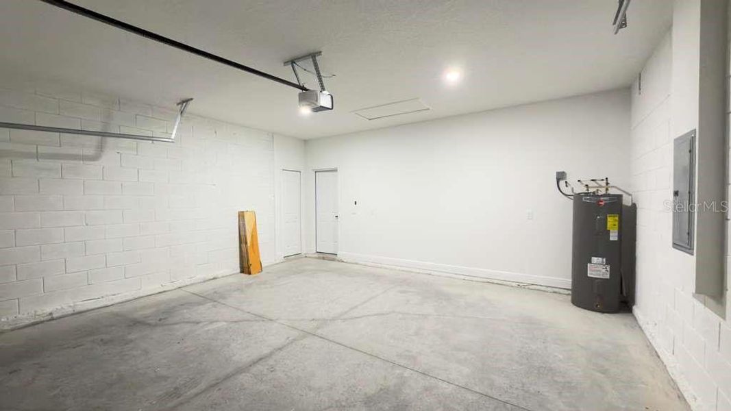 Spacious, unfurnished interior of a new home in , Ocala (Image 14).