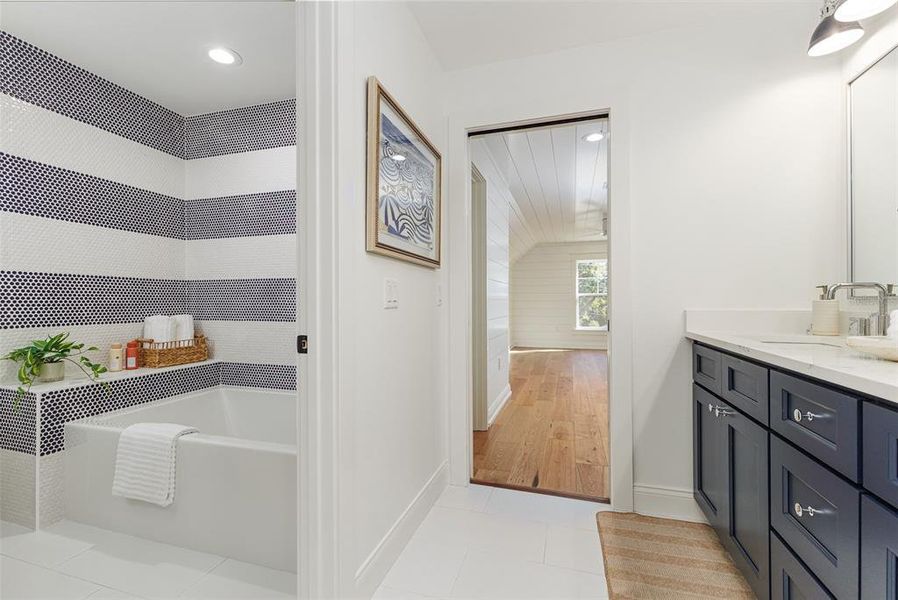 Furnished interior view inside a new home in , Lakeland (Image 10).