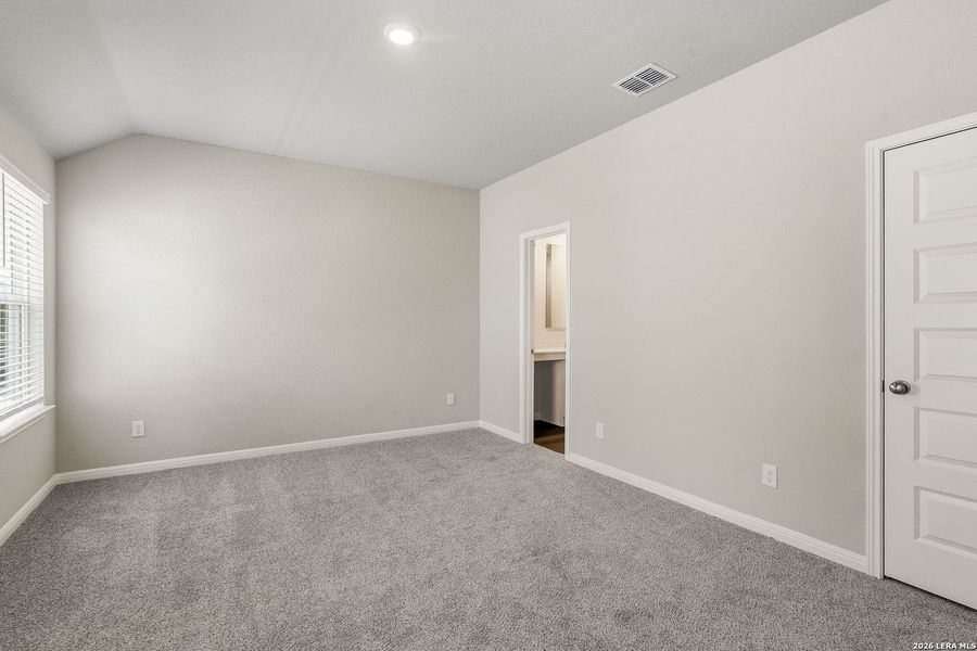 Spacious, unfurnished interior of a new home in Cinco Lakes, San Antonio (Image 23).