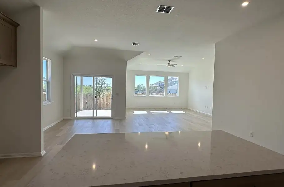 Spacious, unfurnished interior of a new home in Porter Country, Buda (Image 9).