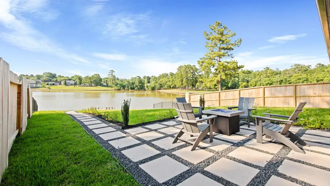 Exterior details and patio area of a home in Hills of Westlake, Conroe (Image 4).