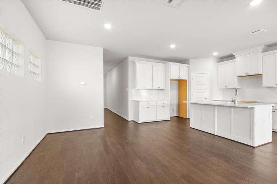 Spacious, unfurnished interior of a new home in Park at Eldridge, Sugar Land (Image 33). Spacious, unfurnished interior of a new home in Park at Eldridge, Sugar Land (Image 33).