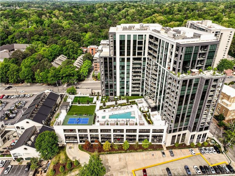 Condo located in Atlanta, GA showcasing its design and architecture (Image 25).