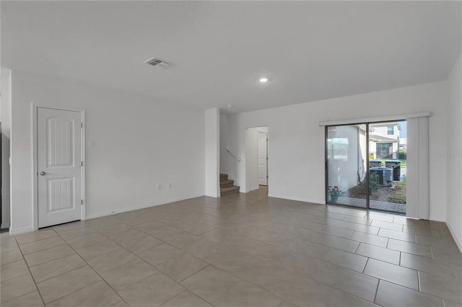 Spacious, unfurnished interior of a new home in , Winter Garden (Image 24).