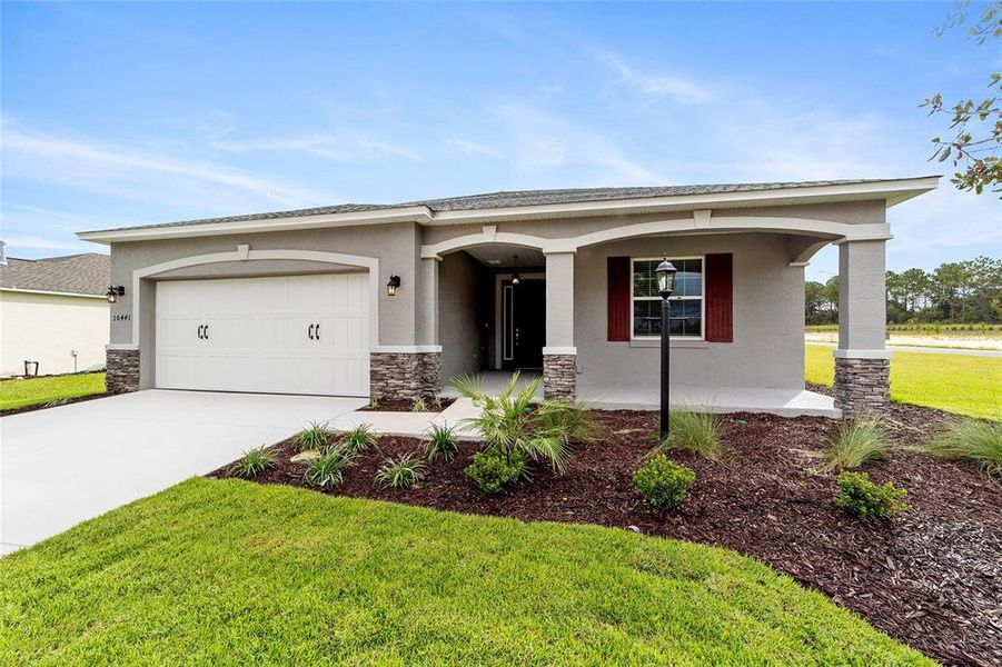 Exterior details and patio area of a home in , Ocala (Image 1).