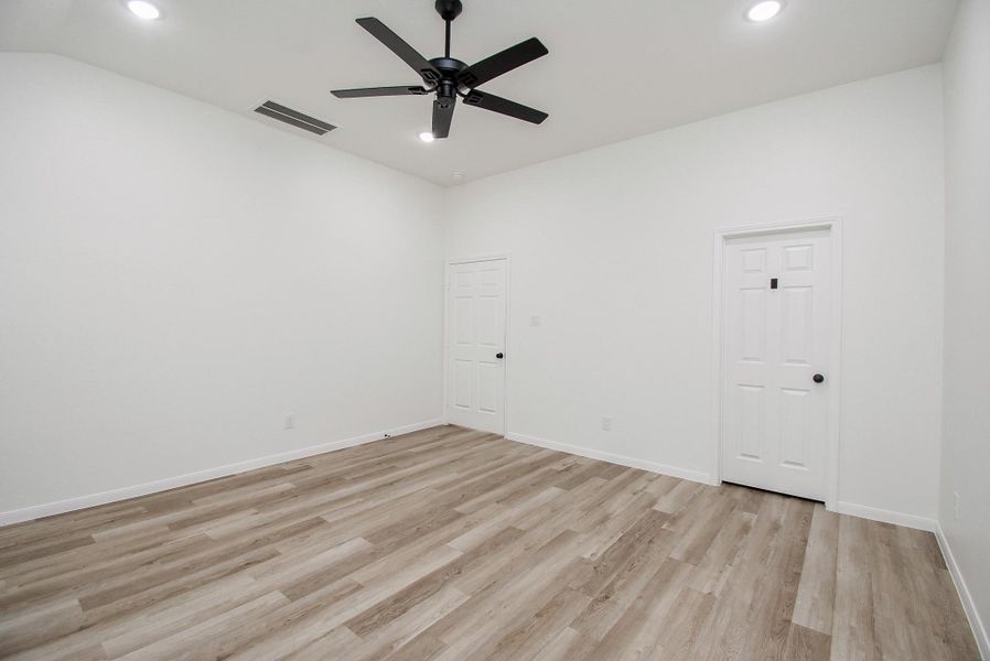 Spacious, unfurnished interior of a new home in , Houston (Image 33).