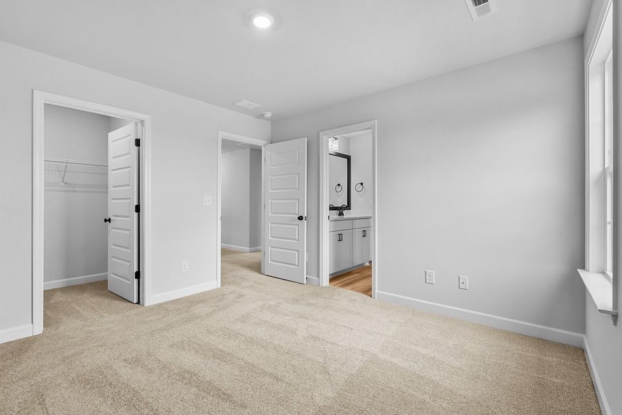 Spacious, unfurnished interior of a new home in Fieldstone, Lexington (Image 41).