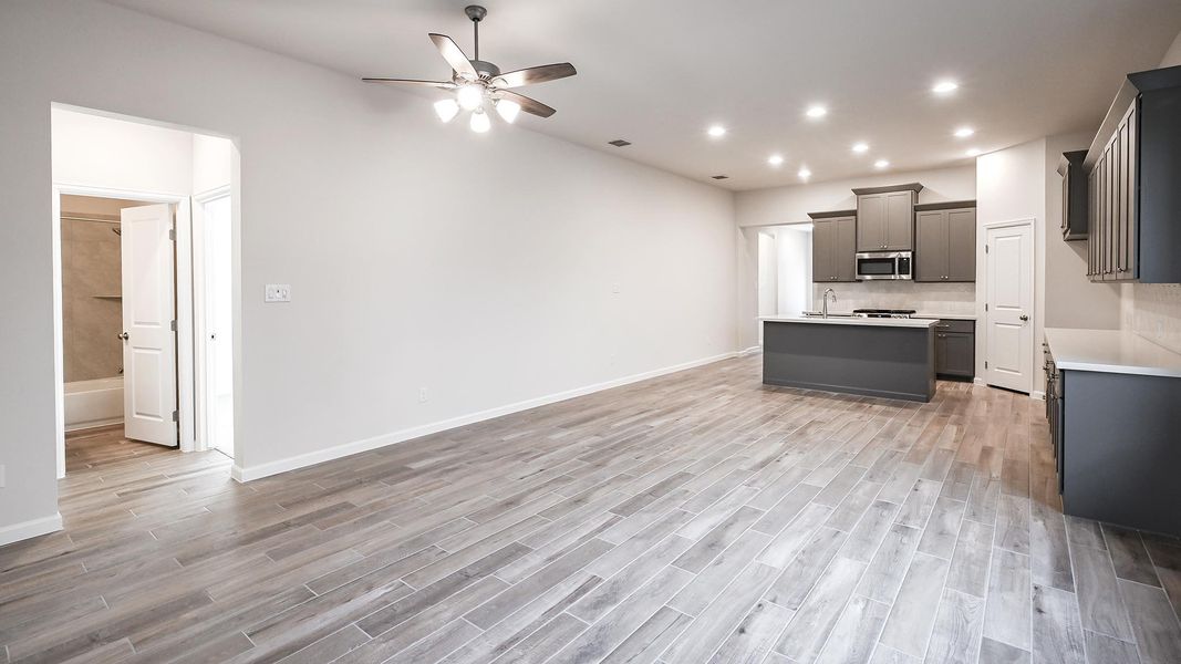 Spacious, unfurnished interior of a new home in Crosswinds 40', Kyle (Image 17).