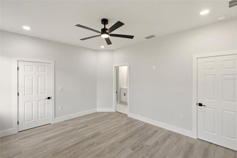 Spacious, unfurnished interior of a new home in , Sebring (Image 19).