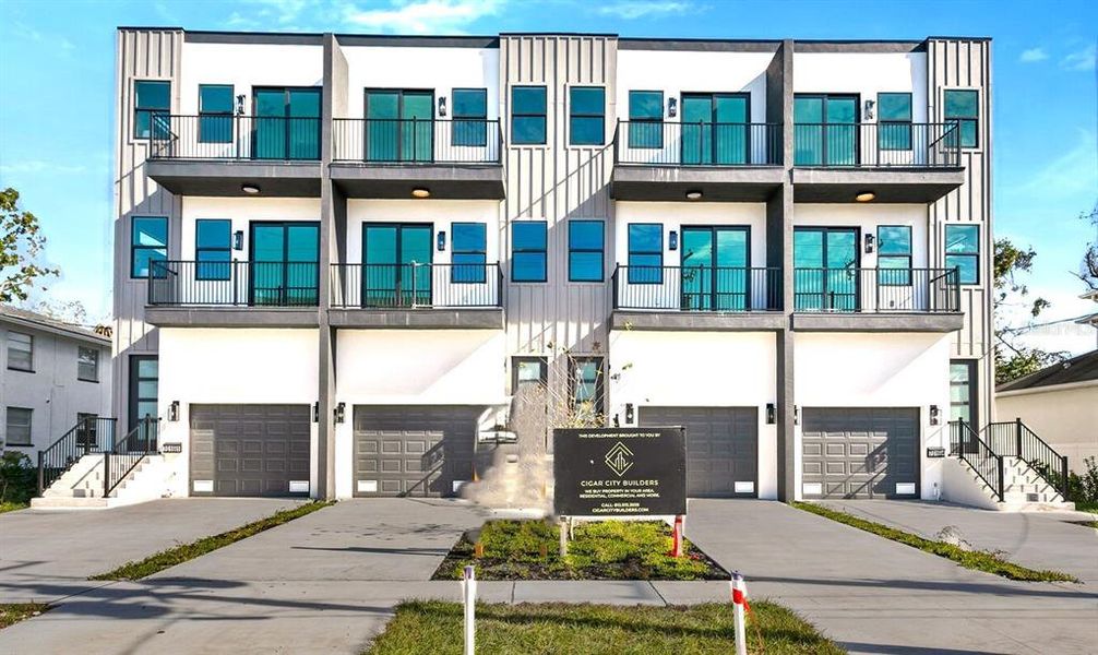 Condo located in Tampa, FL showcasing its design and architecture (Image 3).