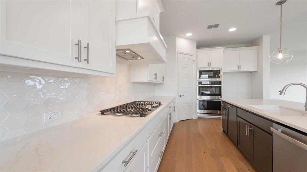 Furnished interior view inside a new home in Myrtle Creek 71', Waxahachie (Image 9).