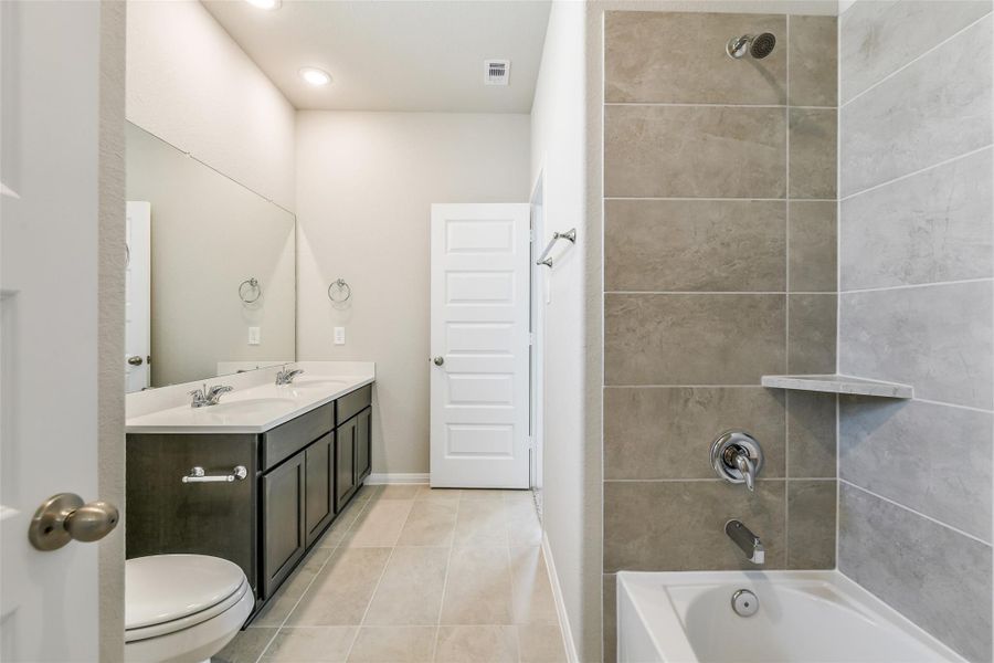 Furnished interior view inside a new home in Anderson Lakes, Houston (Image 17). Furnished interior view inside a new home in Anderson Lakes, Houston (Image 17).