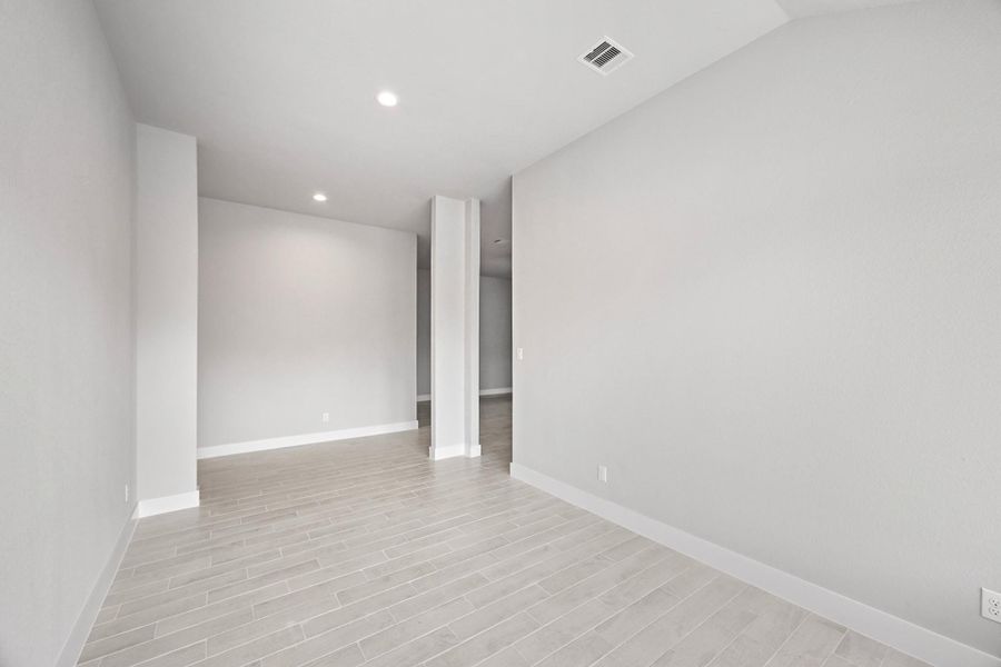 Spacious, unfurnished interior of a new home in Barton Creek Ranch, Conroe (Image 37).