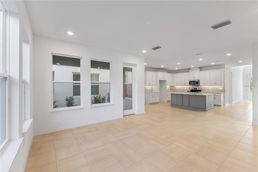 Spacious, unfurnished interior of a new home in , Winter Garden (Image 28).