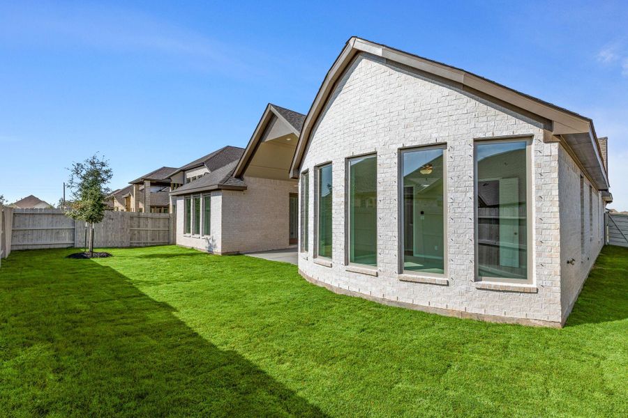 Exterior details and patio area of a home in Pomona, Manvel (Image 4).