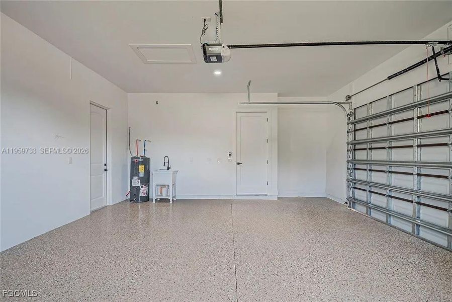 Spacious, unfurnished interior of a new home in , Lehigh Acres (Image 33).
