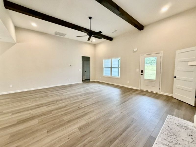 Spacious, unfurnished interior of a new home in Oakview, Pine Mountain (Image 9).