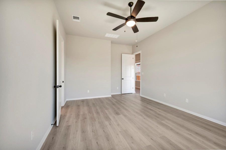 Spacious, unfurnished interior of a new home in Heritage, Dripping Springs (Image 30).