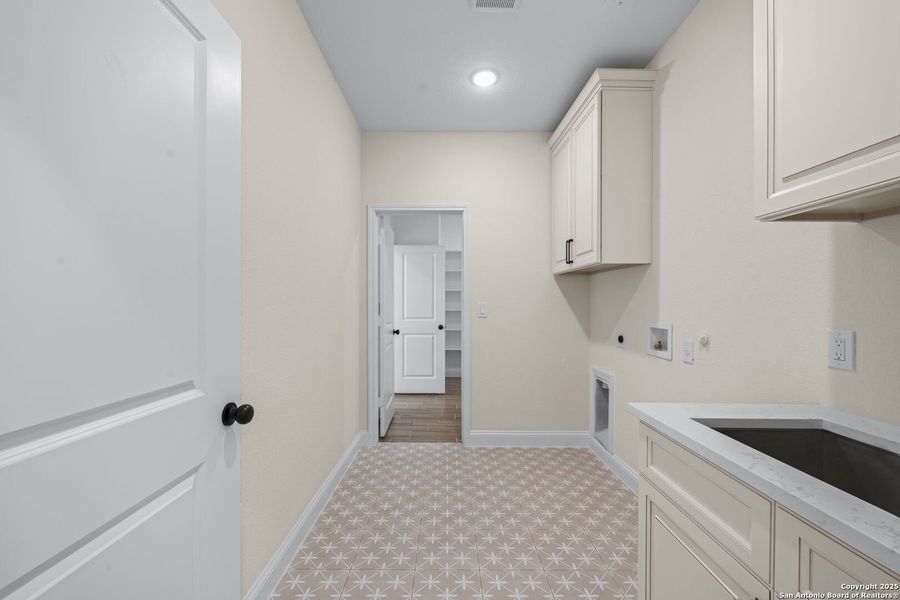 Furnished interior view inside a new home in , Floresville (Image 10).