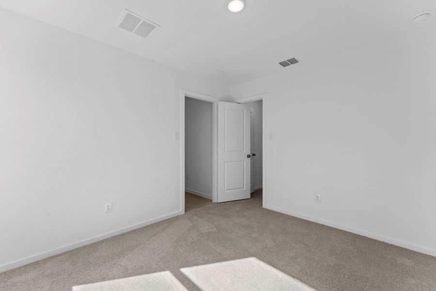 Spacious, unfurnished interior of a new home in Friendship Oaks, Fredericksburg (Image 11).