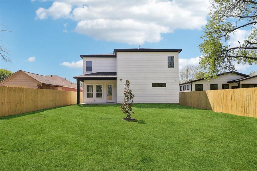 Exterior details and patio area of a home in , Dallas (Image 3).