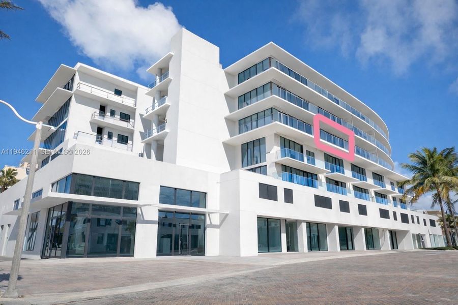 Condo located in Hollywood, FL showcasing its design and architecture (Image 7).