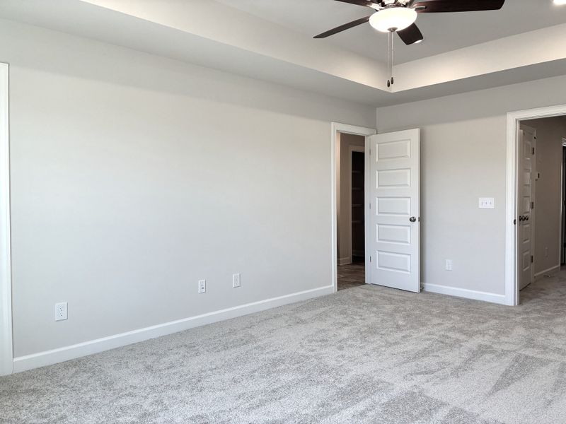 Spacious, unfurnished interior of a new home in Holly Ridge, Greenville (Image 15).