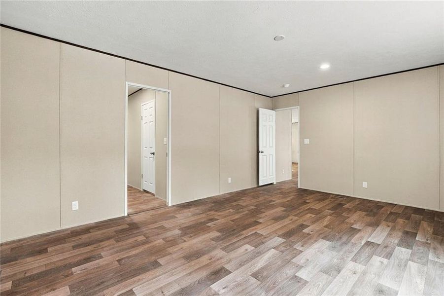 Spacious, unfurnished interior of a new home in , Jasper (Image 29).