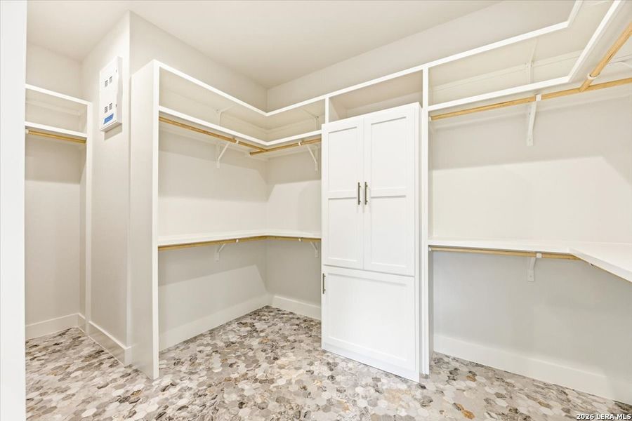 Spacious, unfurnished interior of a new home in , Canyon Lake (Image 31).