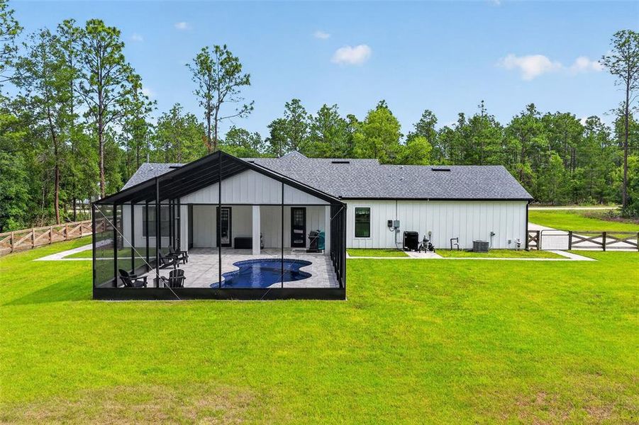 Exterior details and patio area of a home in , Dunnellon (Image 3).