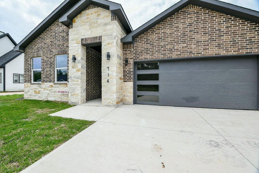 Exterior details and patio area of a home in , Livingston (Image 21).