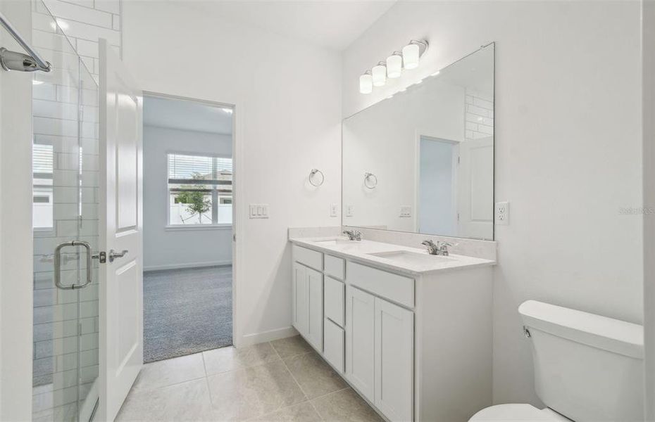 Owner's Bath w/Dual Sinks Owner's Bath w/Dual Sinks