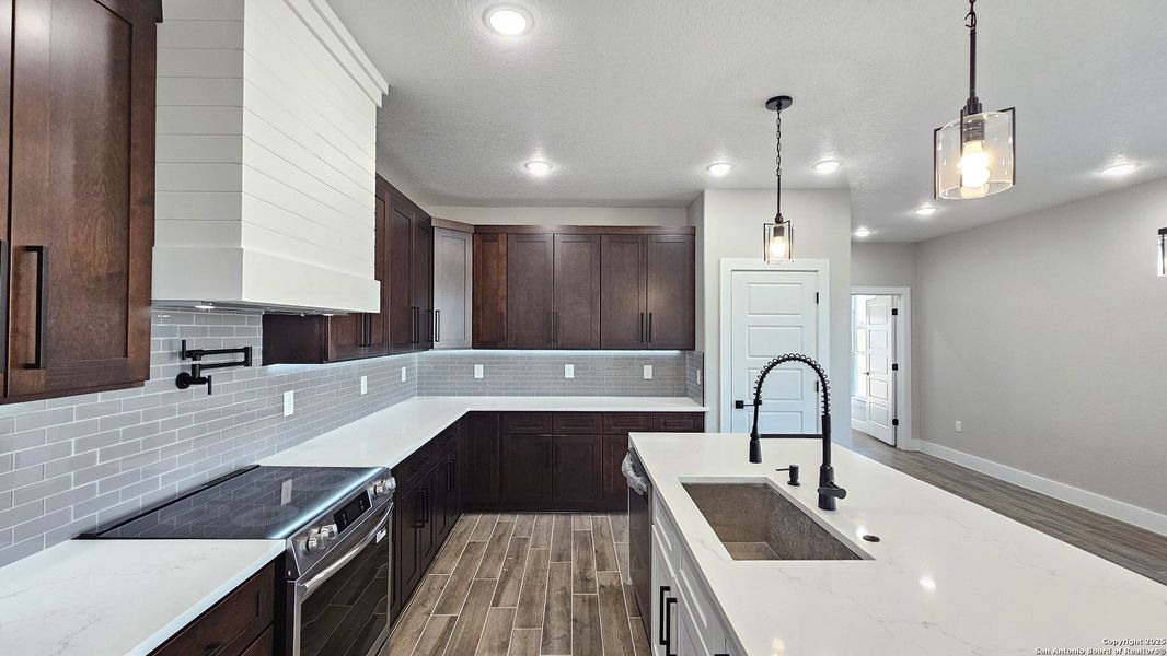 Furnished interior view inside a new home in , La Vernia (Image 5).