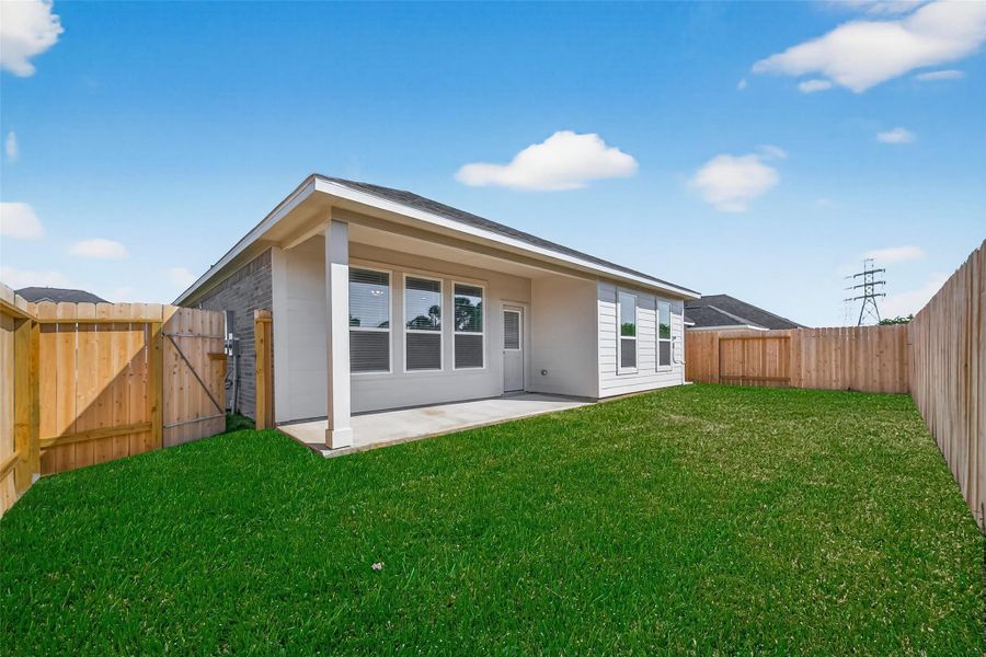 Exterior details and patio area of a home in Rollingbrook Estates, Baytown (Image 24).