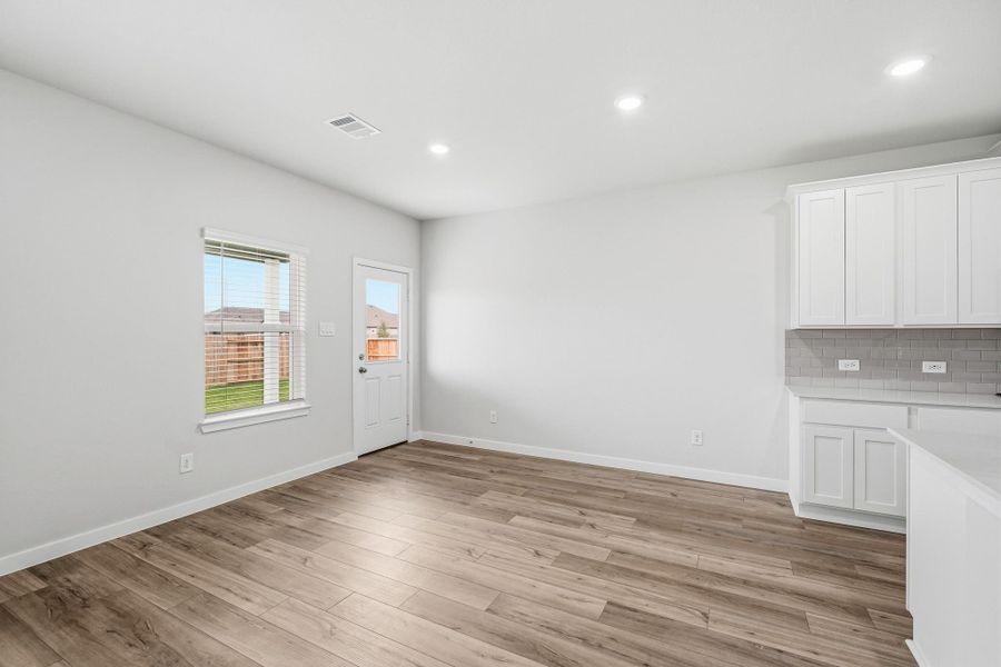 Spacious, unfurnished interior of a new home in Country Creek, Mont Belvieu (Image 17).