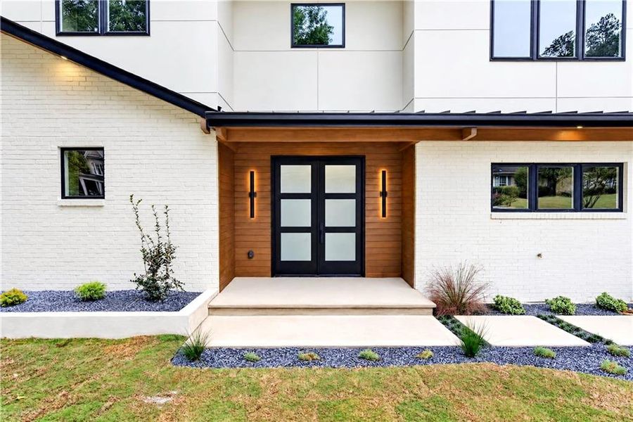 Exterior details and patio area of a home in , Dunwoody (Image 3).