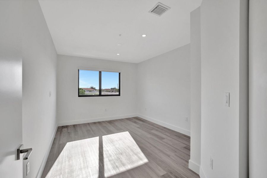 Spacious, unfurnished interior of a new home in , Oakland Park (Image 16).