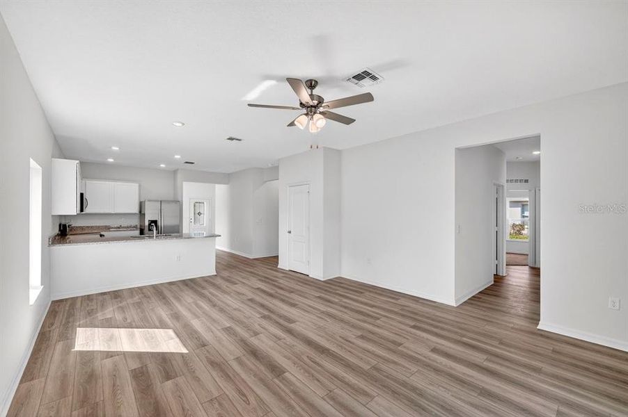 Spacious, unfurnished interior of a new home in , Deltona (Image 30).
