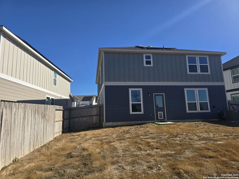 Exterior details and patio area of a home in Davis Ranch, San Antonio (Image 4).