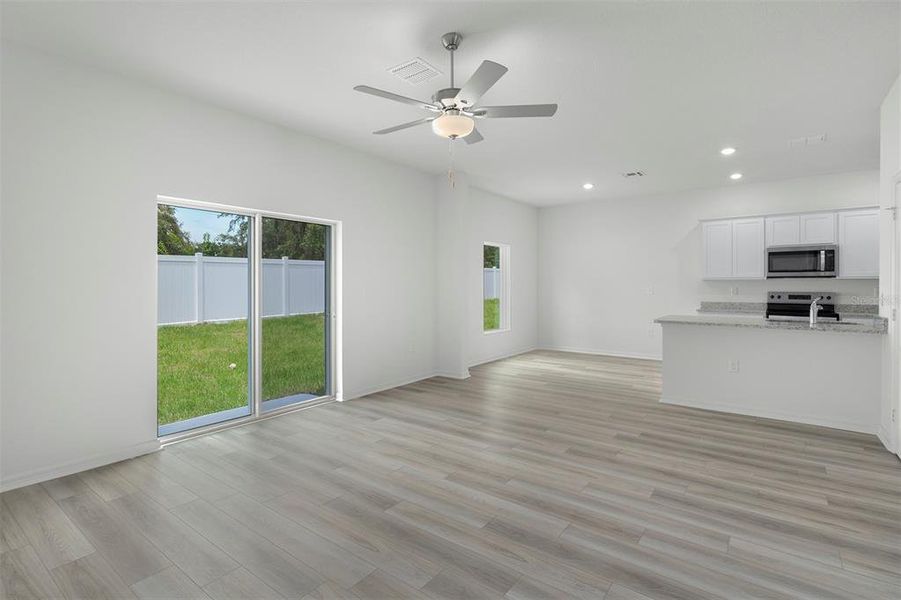 Spacious, unfurnished interior of a new home in Tula Parc, Astatula (Image 11).