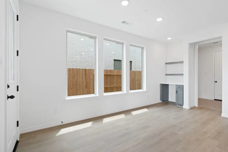 Spacious, unfurnished interior of a new home in Cedar Pointe, Crosby (Image 8).