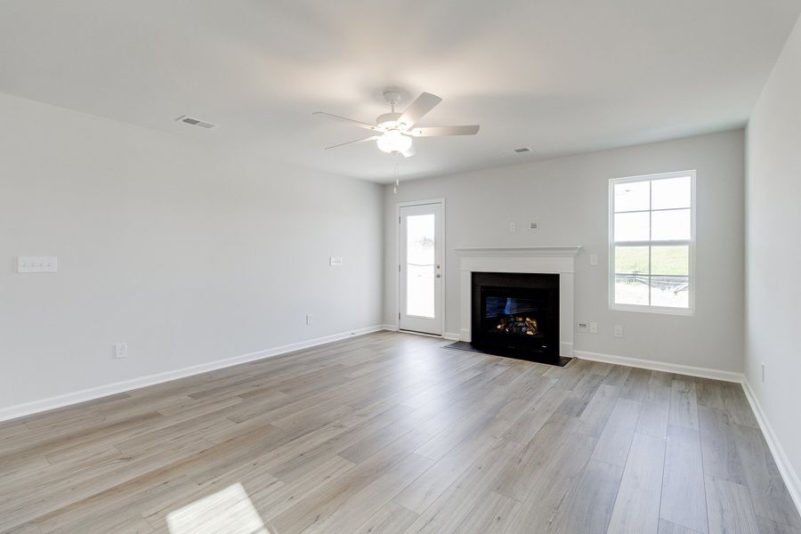 Spacious, unfurnished interior of a new home in Winston Point, Gilbert (Image 15).