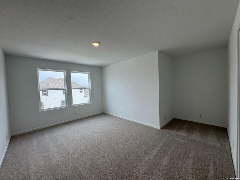 Spacious, unfurnished interior of a new home in Hennersby Hollow, San Antonio (Image 16).