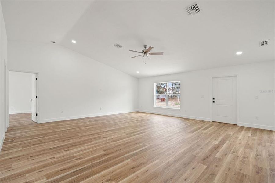Spacious, unfurnished interior of a new home in , Weeki Wachee (Image 51).